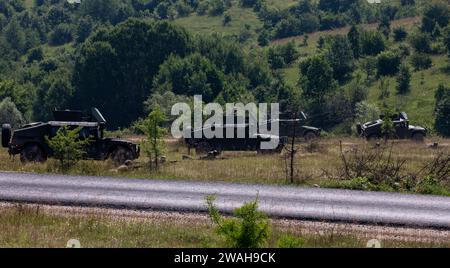 I soldati della 323a compagnia di polizia militare della Guardia nazionale dell'Ohio Army e delle forze armate della Bosnia-Erzegovina forniscono fuoco di copertura vicino a Humvees durante Platinum Wolf 2023 a South base, Serbia, 22 giugno 2023. Attraverso esercitazioni come Platinum Wolf, i membri del servizio militare degli Stati Uniti sviluppano la loro capacità di dispiegare forze a sostegno degli alleati e dei partner europei. (US Army National Guard foto di SPC. Michael Baumberger, 196th Mobile Public Affairs Detachment) Foto Stock