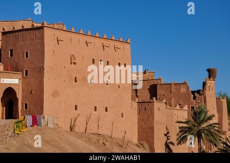 Taourirt kasbah, Ouarzazate, Marocco. Un complesso residenziale fortificato del XVII secolo costruito con mattoni di fango ai margini del deserto del Sahara Foto Stock