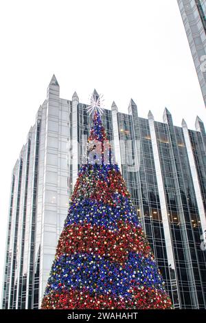 L'albero di Natale nel centro di Pittsburgh, Pennsylvania, è illuminato in rosso e blu Foto Stock