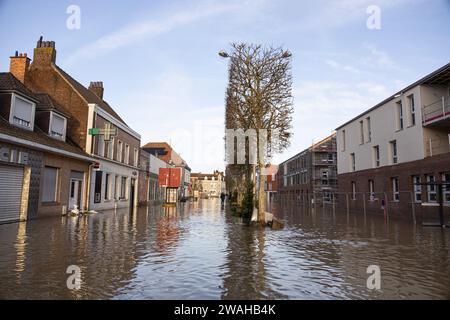 Pas De Calais. 5 gennaio 2024. Una strada allagata è visibile nella città di Arques, Pas-de-Calais, nel nord della Francia, 4 gennaio 2024. I vigili del fuoco francesi nel dipartimento francese settentrionale del Pas-de-Calais hanno salvato giovedì 59 persone in più da inondazioni causate da condizioni meteorologiche estreme, portando il numero totale di soccorritori a 710 dal 30 dicembre 2023, la prefettura locale ha annunciato giovedì sera. Secondo la prefettura di Pas-de-Calais, circa 189 comuni e 2.016 famiglie sono attualmente colpiti dall'aumento del livello dell'acqua nel dipartimento. Crediti: Franck Duval/Xinhua/Alamy Live News Foto Stock