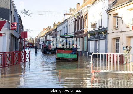 Pas De Calais. 5 gennaio 2024. Una strada allagata è visibile nella città di Arques, Pas-de-Calais, nel nord della Francia, 4 gennaio 2024. I vigili del fuoco francesi nel dipartimento francese settentrionale del Pas-de-Calais hanno salvato giovedì 59 persone in più da inondazioni causate da condizioni meteorologiche estreme, portando il numero totale di soccorritori a 710 dal 30 dicembre 2023, la prefettura locale ha annunciato giovedì sera. Secondo la prefettura di Pas-de-Calais, circa 189 comuni e 2.016 famiglie sono attualmente colpiti dall'aumento del livello dell'acqua nel dipartimento. Crediti: Franck Duval/Xinhua/Alamy Live News Foto Stock