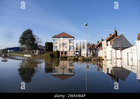 Pas De Calais. 5 gennaio 2024. Una strada allagata è visibile nella città di Arques, Pas-de-Calais, nel nord della Francia, 4 gennaio 2024. I vigili del fuoco francesi nel dipartimento francese settentrionale del Pas-de-Calais hanno salvato giovedì 59 persone in più da inondazioni causate da condizioni meteorologiche estreme, portando il numero totale di soccorritori a 710 dal 30 dicembre 2023, la prefettura locale ha annunciato giovedì sera. Secondo la prefettura di Pas-de-Calais, circa 189 comuni e 2.016 famiglie sono attualmente colpiti dall'aumento del livello dell'acqua nel dipartimento. Crediti: Franck Duval/Xinhua/Alamy Live News Foto Stock