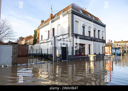 Pas De Calais. 5 gennaio 2024. Una strada allagata è visibile nella città di Arques, Pas-de-Calais, nel nord della Francia, 4 gennaio 2024. I vigili del fuoco francesi nel dipartimento francese settentrionale del Pas-de-Calais hanno salvato giovedì 59 persone in più da inondazioni causate da condizioni meteorologiche estreme, portando il numero totale di soccorritori a 710 dal 30 dicembre 2023, la prefettura locale ha annunciato giovedì sera. Secondo la prefettura di Pas-de-Calais, circa 189 comuni e 2.016 famiglie sono attualmente colpiti dall'aumento del livello dell'acqua nel dipartimento. Crediti: Franck Duval/Xinhua/Alamy Live News Foto Stock