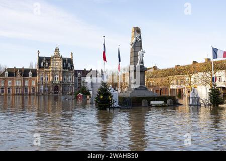 Pas De Calais. 5 gennaio 2024. Una strada allagata è visibile nella città di Arques, Pas-de-Calais, nel nord della Francia, 4 gennaio 2024. I vigili del fuoco francesi nel dipartimento francese settentrionale del Pas-de-Calais hanno salvato giovedì 59 persone in più da inondazioni causate da condizioni meteorologiche estreme, portando il numero totale di soccorritori a 710 dal 30 dicembre 2023, la prefettura locale ha annunciato giovedì sera. Secondo la prefettura di Pas-de-Calais, circa 189 comuni e 2.016 famiglie sono attualmente colpiti dall'aumento del livello dell'acqua nel dipartimento. Crediti: Franck Duval/Xinhua/Alamy Live News Foto Stock