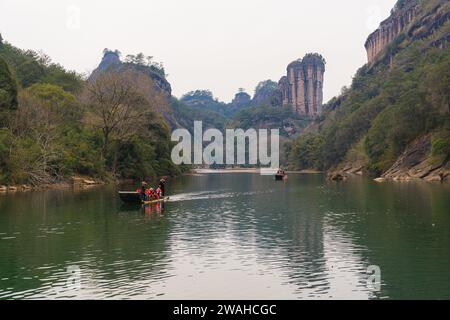 2 FEBBRAIO 2022, FUJIAN, CINA: Un uomo che raccoglie rifiuti sul fiume nella zona panoramica di Wuyishan Foto Stock