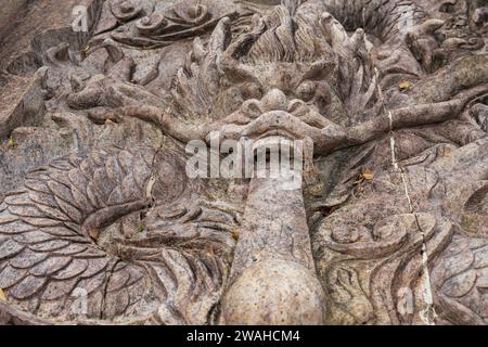 2 FEBBRAIO 2022, FUJIAN, CINA: Primo piano sul bassorilievo del drago sulla strada per da Wang Shan, Fujian, Cina. Immagine di sfondo orizzontale con spazio di copia Foto Stock