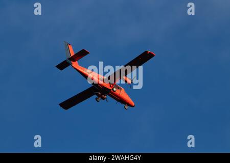 piccolo aereo rosso visto dal basso in una giornata di sole Foto Stock