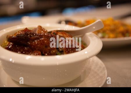 Zuppa di noodle di anatra arrosto servita Foto Stock