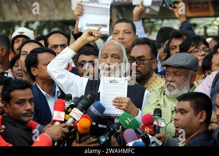 Dhaka, Bangladesh. 3 gennaio 2024. Abdul Moin Khan, leader del Partito nazionalista del Bangladesh, parla durante una manifestazione di protesta per chiedere elezioni libere ed eque sotto un governo custode a Dacca il 4 gennaio 2024, in vista delle prossime elezioni generali del Bangladesh il 7 gennaio 2024. Foto di Habibur Rahman/ABACAPRESS.COM Credit: Abaca Press/Alamy Live News Foto Stock