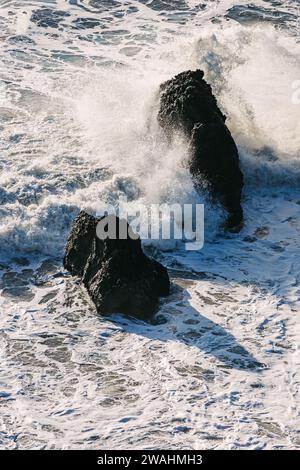 Onde che si infrangono sulle rocce, oceano Pacifico Foto Stock