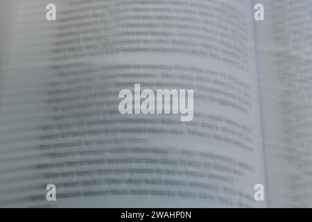 Primo piano della pagina del libro intenzionalmente sfocato per effetto Foto Stock