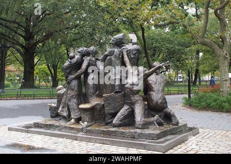 Gli immigrati, scultura di Luis Sanguino, monumento nel Battery Park, installato nel 1983, New York, NY, USA Foto Stock