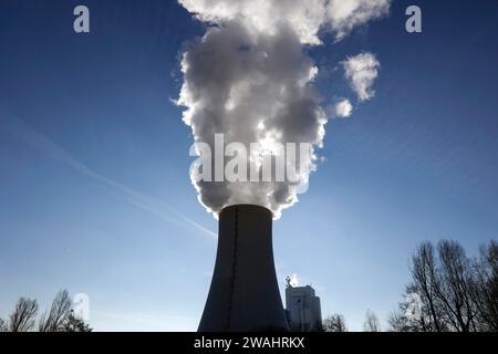 Torre di raffreddamento di KNG, Kraftwerks- und Netzgesellschaft mbH. La centrale elettrica a carbone genera teleriscaldamento ed elettricità per Rostock Foto Stock