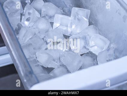 Cubetti di ghiaccio in frigo. Dopo qualche modifica. Foto Stock