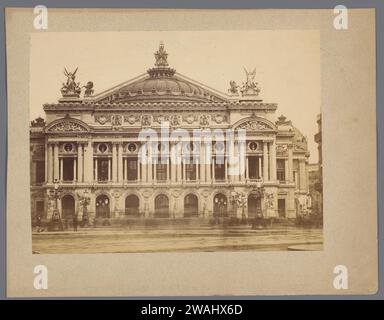 Veduta dell'Opéra Garnier a Parigi, Anonimo, 1875 - 1900 Fotografia di Parigi cartone. supporto fotografico per la stampa del teatro dell'opera. Facciata (di casa o edificio) dell'Opera di Parigi Foto Stock
