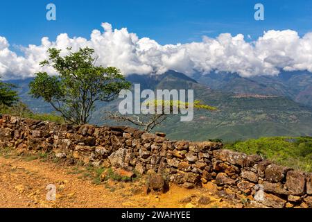 Vista dal più famoso sentiero El Camino Real di Barichara, Colombia. Il sentiero è circondato da una vegetazione lussureggiante e offre splendide vedute del circondario Foto Stock