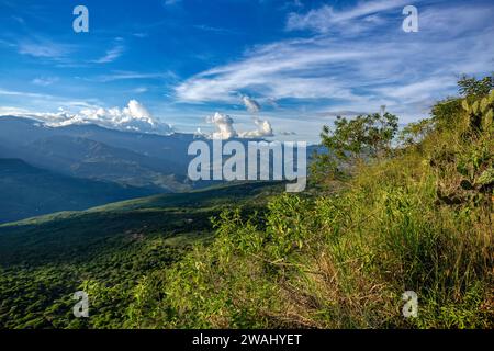 Vista dal più famoso sentiero El Camino Real di Barichara, Colombia. Il sentiero è circondato da una vegetazione lussureggiante e offre splendide vedute del circondario Foto Stock