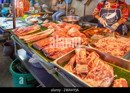Un banco di macelleria di carne fresca al mercato fresco di Mae Klong, Thailandia. Foto Stock