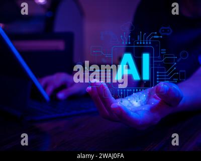 Concetto di trasformazione della tecnologia AI futuristica. Chip IA in mano mentre si lavora con un computer portatile. Innovazione dell'intelligenza artificiale e online globale Foto Stock