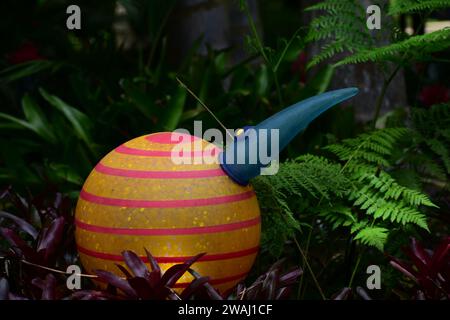 Matakana, nuova Zelanda. Parco Sculptureum. Divertente scultura del giardino che rappresenta un uccello non identificato, forse kiwi. Vetro e metallo arrugginito. Foto Stock