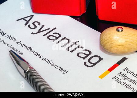 Symbolbild: Formular auf Asylantrag in Deutschland *** immagine simbolica per la domanda di asilo in Germania Copyright: xx Foto Stock