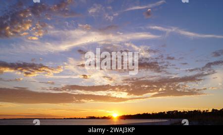 Una fotografia di un tramonto a Pensacola, Florida, USA. Foto Stock