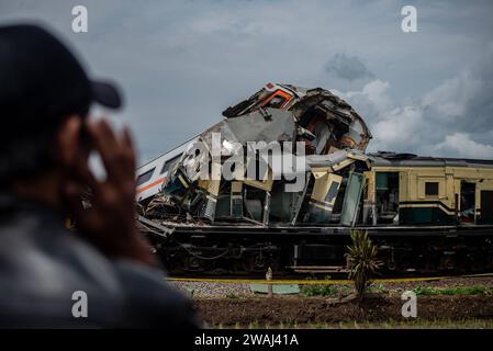 INCIDENTE FERROVIARIO Vagoni Ferroviari Distrutti Dopo Che Due Treni Si ...