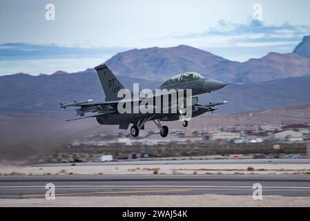 U.S. Air Force F-16D Fighting Falcon presso Nellis Air Force base in Nevada, 19 dicembre 2023. Foto del Senior Airman Jose Miguel T. Tamondong Foto Stock