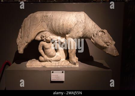 Siena, Italia - Apr 7, 2022: La scultura del lupo capitolino raffigurante una scena della leggenda della fondazione di Roma. Foto Stock