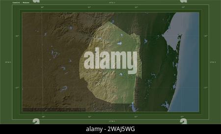 Eswatini è evidenziata su una mappa di elevazione di colore pallido con mappa di laghi e fiumi con la capitale del paese, griglia cartografica, scala di distanza e. Foto Stock