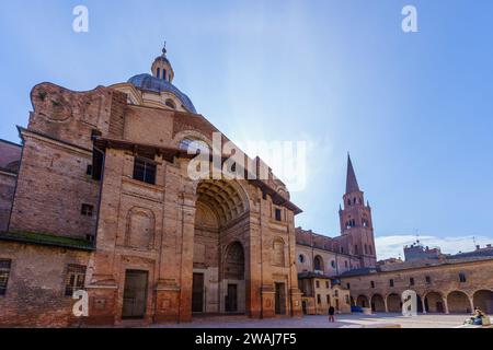 Mantova, Italia - 28 febbraio 2023: Veduta della Basilica di Santandrea, con i visitatori, a Mantova (Mantova), Lombardia, Italia settentrionale Foto Stock