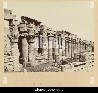 Zuilengalerij van de Temple of ISIS sull'isola di Philae, 1862 - 1895 Fotografia parte di un gruppo di foto raccolte dal fotografo Richard Polak durante il viaggio. Questa foto è stata esposta insieme ad altre foto raccolte durante i suoi viaggi presso la Rotterdam Kunstkring (1895), Arti e Amicitiae ad Amsterdam (1897-1898?) E Societeit 't Collegie a Kampen (data per il momento sconosciuta). Phila paper. Stampa di albumi di cartone tempio, santuario  religione egiziana. Colonna, pilastro  architettura Tempio dell'ISIS Foto Stock