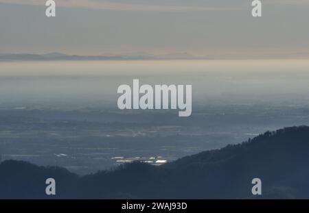 Paesaggio della pianura padana dal monte Valcava, Bergamo, Lombardia, Italia Foto Stock