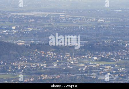 Paesaggio della pianura padana dal monte Valcava, Bergamo, Lombardia, Italia Foto Stock