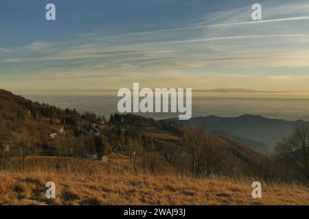 Paesaggio della pianura padana dal monte Valcava, Bergamo, Lombardia, Italia Foto Stock