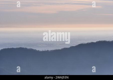 Paesaggio della pianura padana dal monte Valcava, Bergamo, Lombardia, Italia Foto Stock