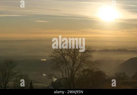 Paesaggio della pianura padana dal monte Valcava, Bergamo, Lombardia, Italia Foto Stock