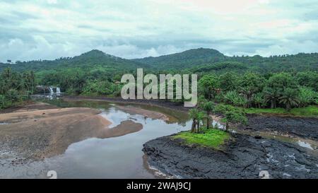 Questo incredibile scatto aereo cattura un lago tranquillo circondato da una natura lussureggiante in una posizione remota e incontaminata Foto Stock