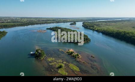 Vista aerea del fiume Parana che mostra numerose piccole isole tra il tortuoso corso d'acqua, il Brasile Foto Stock