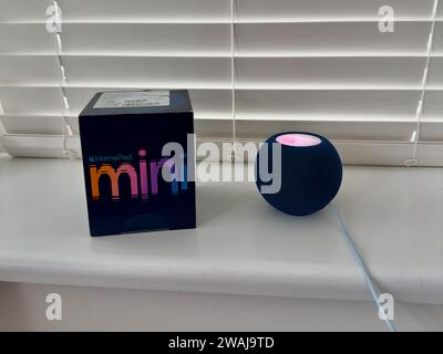Primo piano di un Homepod Mini Blue Apple su un davanzale bianco Foto Stock