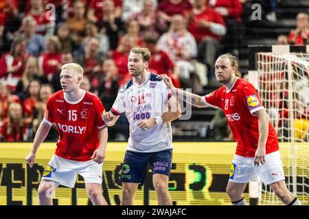 Copenhagen, Danimarca. 4 gennaio 2024. Petter Overby (11) di Norvegia visto tra Magnus Saugstrup (15) e Henrik Mollgaard (21) di Danimarca durante il Norlys Golden League 2024 match tra Danimarca e Norvegia alla Royal Arena di Copenaghen. (Foto: Gonzales Photo/Alamy Live News Foto Stock