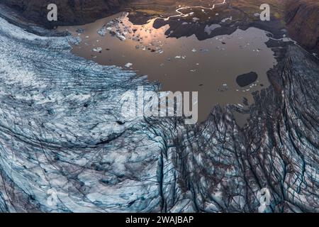 Da sopra, splendida vista aerea di un ghiacciaio e di una laguna al tramonto nel Parco Nazionale Vatnajokull, Islanda. Foto Stock