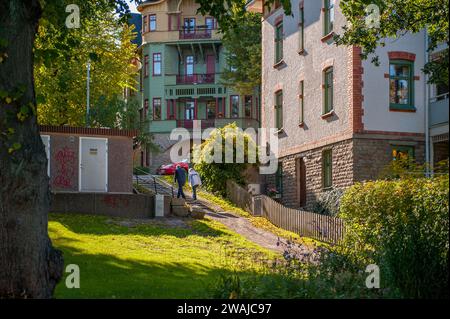 Edifici d'epoca sul lungomare sopra il parco cittadino Abackarna nell'elegante quartiere residenziale di Kneippen a Norrkoping, Svezia Foto Stock