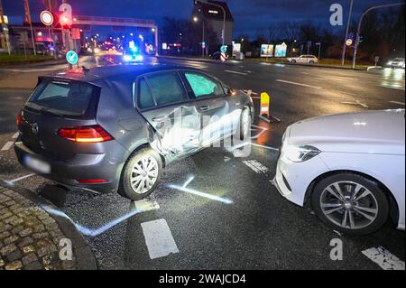Lipsia - Unfall mit drei Fahrzeugen im Berufsverkehr: Stau nach Polizeisperrungen 04.01.2024 gegen 6,30 Uhr Leipzig, Essener Straße B6/Maximilianallee B2 Zu einem Zusammenstoß dreier Fahrzeuge kam es am Donnerstagmorgen auf der Kreuzung Essener Straße/Maximililee analim Leipziger Norden. Nach ersten Angaben der Polizei War die Fahrerin eines blauen BMW auf der Essener Straße von Ost nach West unterwegs, wobei SIE eine rote Ampel übersehen Hat und in der Folge mit zwei links abbiegenden Autos aus dem Gegenverkehr zusammengestoßen ist. Die beiden Fahrzeuge wollten von der Essener Straße nach li Foto Stock