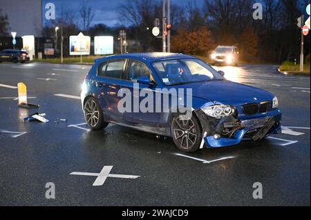 Lipsia - Unfall mit drei Fahrzeugen im Berufsverkehr: Stau nach Polizeisperrungen 04.01.2024 gegen 6,30 Uhr Leipzig, Essener Straße B6/Maximilianallee B2 Zu einem Zusammenstoß dreier Fahrzeuge kam es am Donnerstagmorgen auf der Kreuzung Essener Straße/Maximililee analim Leipziger Norden. Nach ersten Angaben der Polizei War die Fahrerin eines blauen BMW auf der Essener Straße von Ost nach West unterwegs, wobei SIE eine rote Ampel übersehen Hat und in der Folge mit zwei links abbiegenden Autos aus dem Gegenverkehr zusammengestoßen ist. Die beiden Fahrzeuge wollten von der Essener Straße nach li Foto Stock