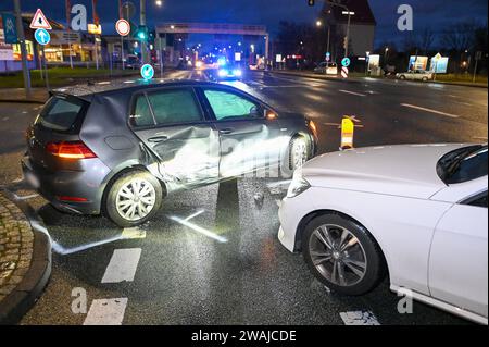 Lipsia - Unfall mit drei Fahrzeugen im Berufsverkehr: Stau nach Polizeisperrungen 04.01.2024 gegen 6,30 Uhr Leipzig, Essener Straße B6/Maximilianallee B2 Zu einem Zusammenstoß dreier Fahrzeuge kam es am Donnerstagmorgen auf der Kreuzung Essener Straße/Maximililee analim Leipziger Norden. Nach ersten Angaben der Polizei War die Fahrerin eines blauen BMW auf der Essener Straße von Ost nach West unterwegs, wobei SIE eine rote Ampel übersehen Hat und in der Folge mit zwei links abbiegenden Autos aus dem Gegenverkehr zusammengestoßen ist. Die beiden Fahrzeuge wollten von der Essener Straße nach li Foto Stock