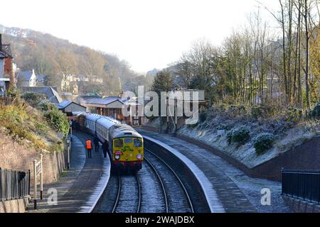 Locomotiva diesel classe 26 Heritage 5310 con treno speciale babbo natale presso la ferrovia Llangollen, dicembre 2023 Foto Stock