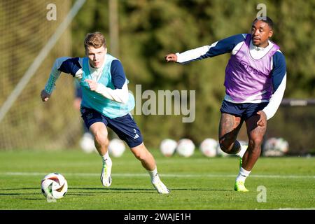 Cadice, 05-01-2024, Jerez de la Frontera, Eredivisie olandese, stagione calcistica 2023/2024. Trainingskamp Ajax, durante l'allenamento, il giocatore di Ajax Anton Gaaei, il giocatore di Ajax Steven Bergwijn Credit: Pro Shots/Alamy Live News Foto Stock