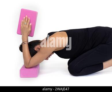 Esercizi di rilascio di traumi, donna anziana di sessant'anni, esecuzione di esercizi di forza corporea e recupero sul pavimento in studio isolato Foto Stock