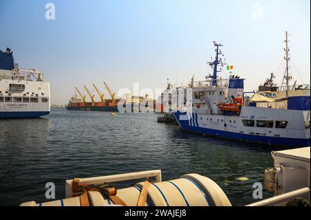 Porto di Dakar in Senegal, Africa occidentale, con varie navi e gru Foto Stock